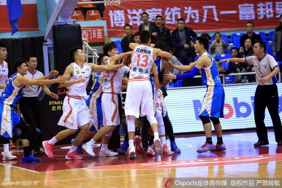 cba赛场爆发大规模冲突 八一福建上演全武行 替补席球员如潮水般冲入场内,教练崔万军奋力阻拦福建队员,双方人员混杂在一起,现场秩序陷入极度混乱。