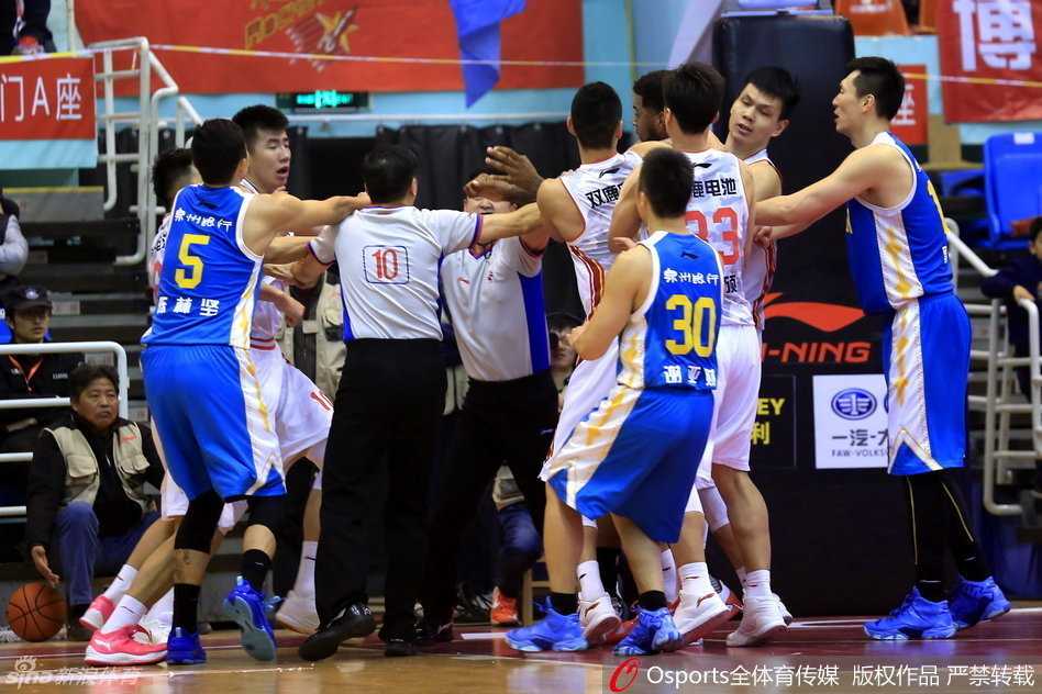 cba赛场爆发大规模冲突 八一福建上演全武行 篮下火药味十足,八一队三名球员跃起封盖福建外援泰勒,邹雨宸下落时手臂压在泰勒头颈部,成为冲突的直接导火索。