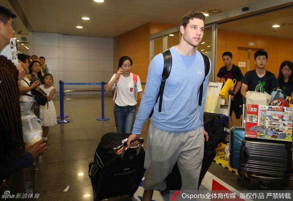 “寂寞大神”驾到:弗雷戴特携迷人微笑空降上海,新赛季誓言重塑大鲨鱼辉煌 站在机场扶梯上的弗雷戴特,低头凝视着下方的接机人群,嘴角浮现出一丝略带羞涩却又温暖的微笑,仿佛在与这座即将托付未来的城市进行第一次无声的对话。