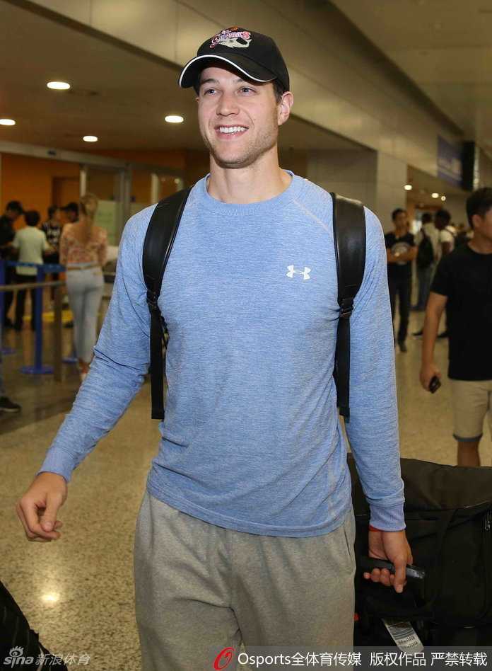 “寂寞大神”驾到:弗雷戴特携迷人微笑空降上海,新赛季誓言重塑大鲨鱼辉煌 弗雷戴特从工作人员手中接过上海男篮的专属球帽,他低头端详帽子的神情专注而温柔,仿佛在触摸一段即将亲手书写的球队历史。