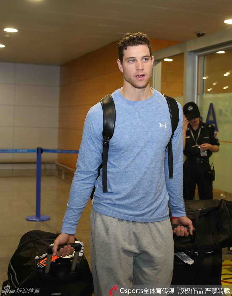 “寂寞大神”驾到:弗雷戴特携迷人微笑空降上海,新赛季誓言重塑大鲨鱼辉煌 走出到达口后,弗雷戴特手中紧紧握着上海队的球帽,身后的行李车满载行囊,他迈步向前的姿态坚定有力,仿佛一个即将征服新大陆的探险家。