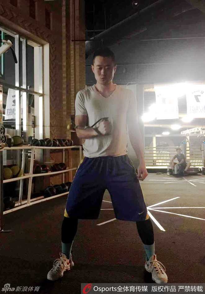 “小钢炮”的远征:许家晗美国特训记 训练结束后,许家晗在场边放松,身后是美国加州的阳光,他期待着能带着特训成果照亮CBA赛场