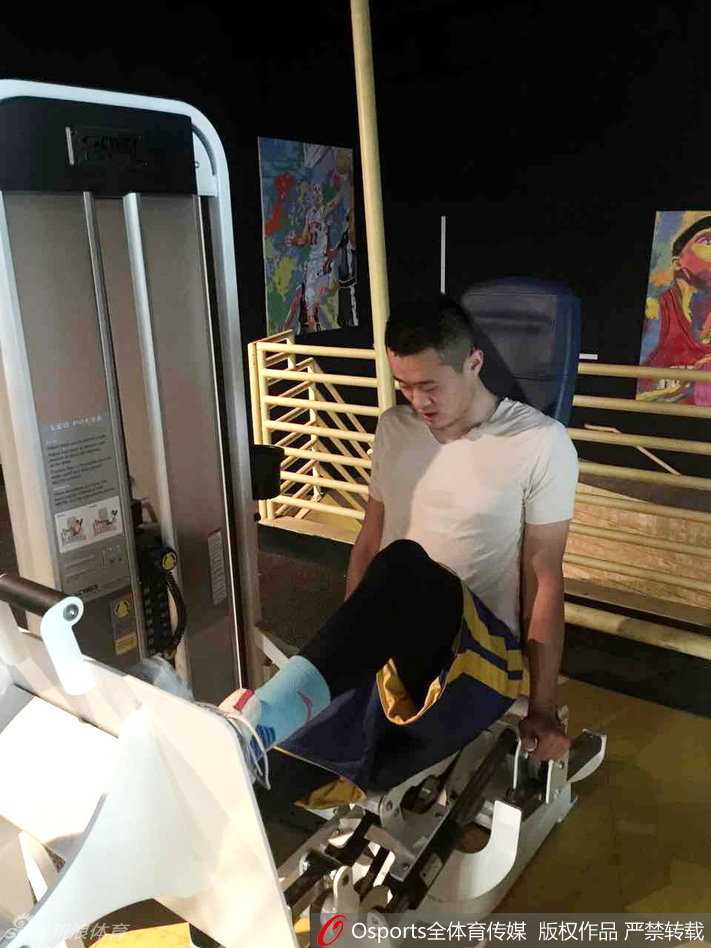 “小钢炮”的远征:许家晗美国特训记 许家晗在美国力量房挥汗如雨,专注练习腿部力量,为“小钢炮”的称号注入更强动力