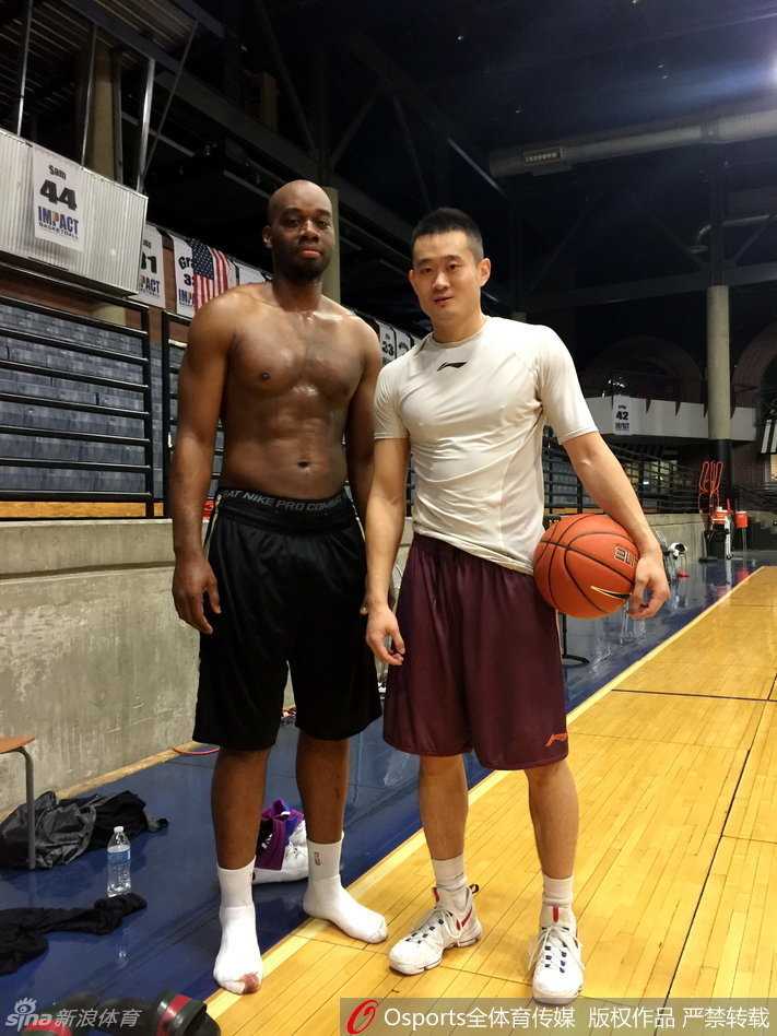“小钢炮”的远征:许家晗美国特训记 许家晗与NBA球星兰德里在训练场边亲切合影,笑容背后是东西方篮球文化的交流