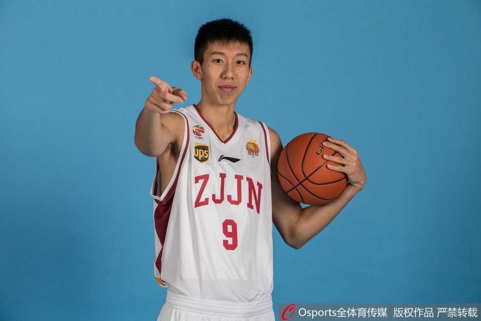 丁伟父子兵与伊朗神锋:回顾浙江稠州银行2015-2016赛季的青春风暴 镜头下主帅丁伟与儿子丁皓然同框,父亲的眼中满是期许与严厉,儿子则站姿挺拔,流露出继承父辈荣光的坚定。