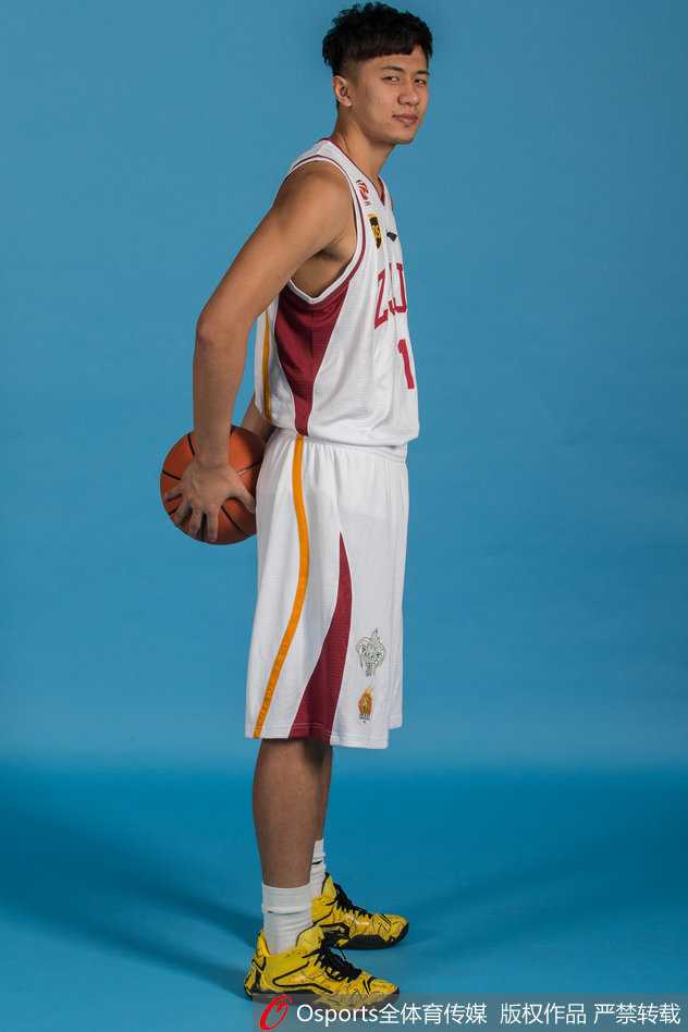 丁伟父子兵与伊朗神锋:回顾浙江稠州银行2015-2016赛季的青春风暴 外援沃伦在比赛胶着时刻上演高难度上篮,他如同闪电般的突破撕开了对手的防线,为球队带来了宝贵的胜利曙光。