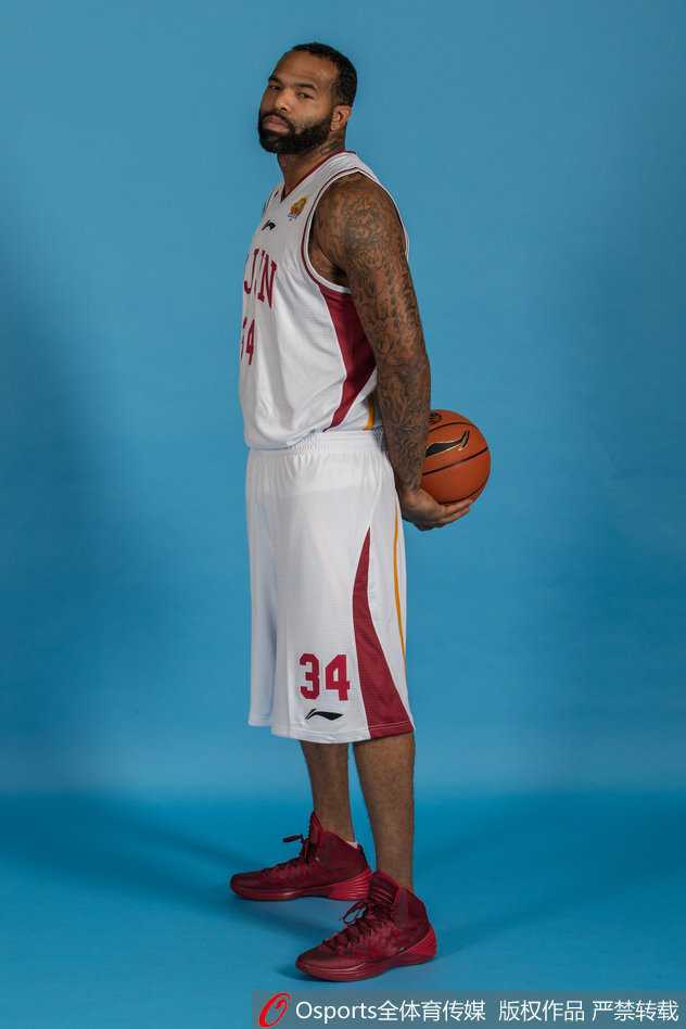 丁伟父子兵与伊朗神锋:回顾浙江稠州银行2015-2016赛季的青春风暴 2015-2016赛季浙江稠州银行全队成员大合影,一张张年轻的脸庞紧紧相依,他们身后是即将开启的CBA新纪元战旗。