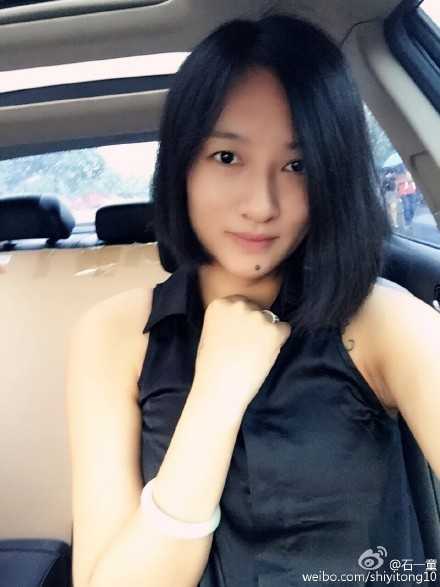 在摄影师的镜头下，石一童褪去球衣换上时尚私服，展现出球场之外截然不同的温柔一面，精致的五官带着浅浅的笑意，美得令人移不开眼。