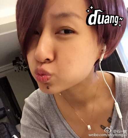 石一童双手抱膝席地而坐，一袭黑衣显得她皮肤愈发白皙，深邃的眼眸望向远方，仿佛正在规划自己退役后同样精彩的“第二赛场”。