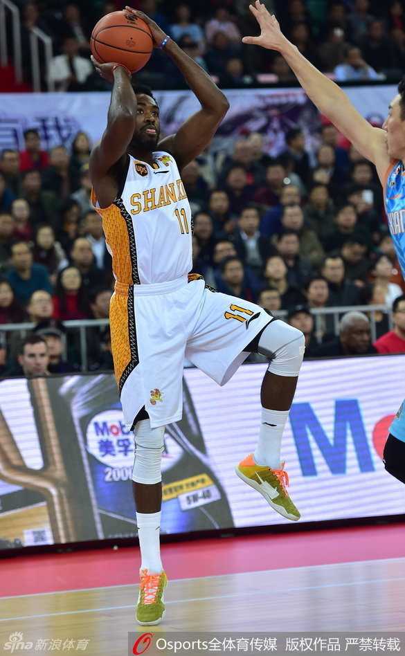 三双王对决总决赛MVP 新疆险胜山西终结客场魔咒 面对新疆队遮天蔽日的防守,山西球员依然选择强行突破篮下,身体在对抗中失去平衡,却仍试图将球送入篮筐。