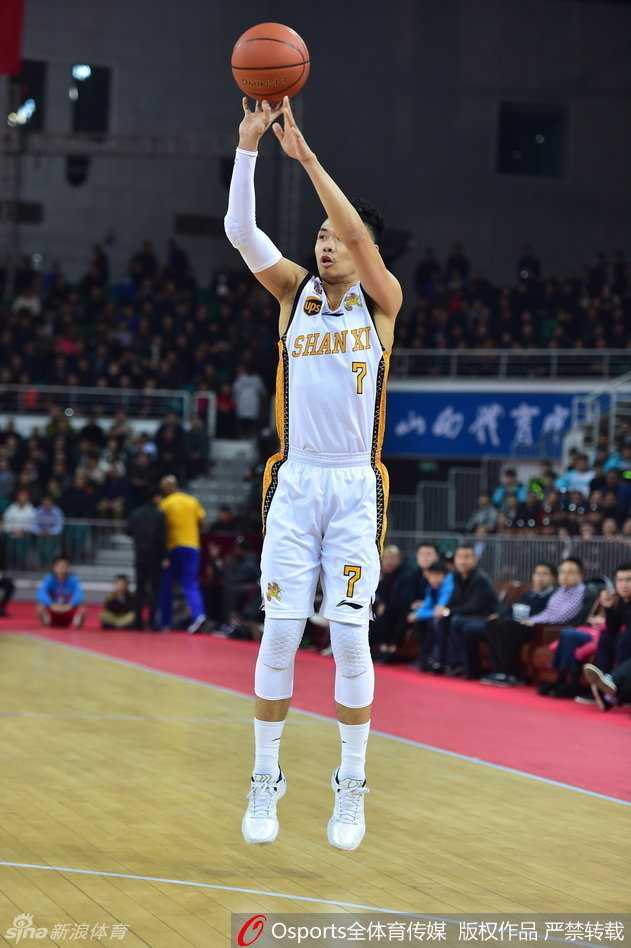 三双王对决总决赛MVP 新疆险胜山西终结客场魔咒 山西队核心富兰克林犹如重型坦克一般持球推进,以一记势大力沉的暴扣终结进攻,展现出三双王的统治力。