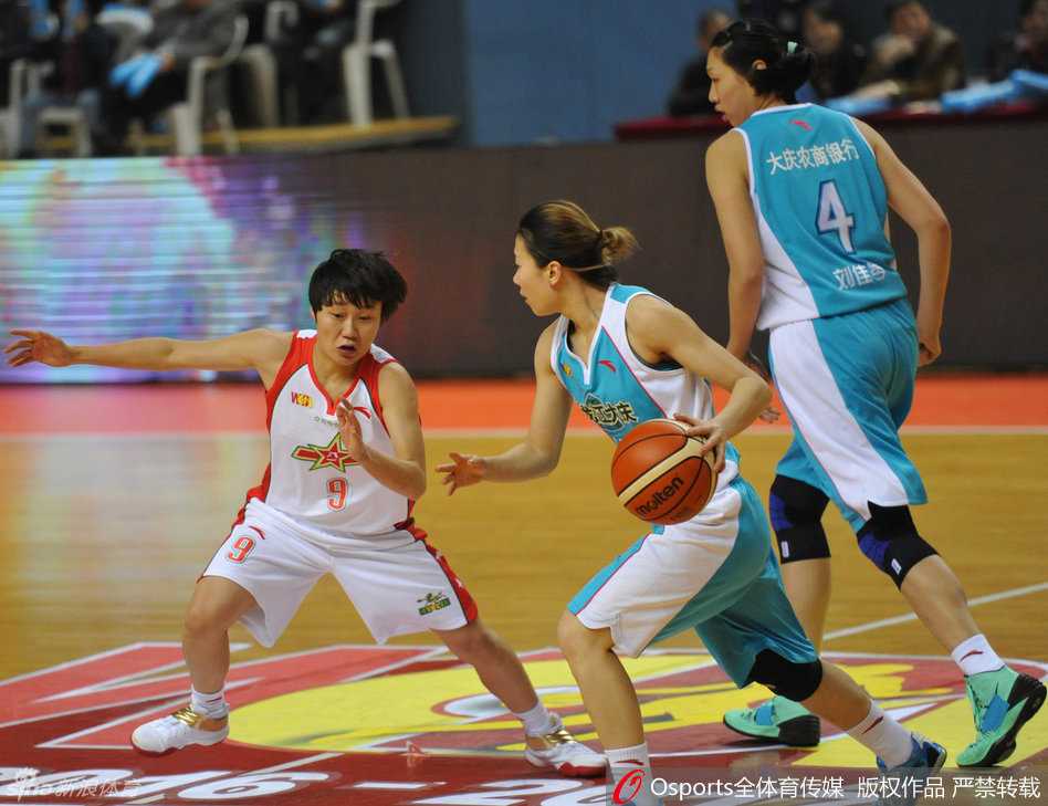 沈部球员在山西队严密的挡拆配合下奋力挤过，眼神死死盯住持球人，防守的决心写在每一个毛孔里