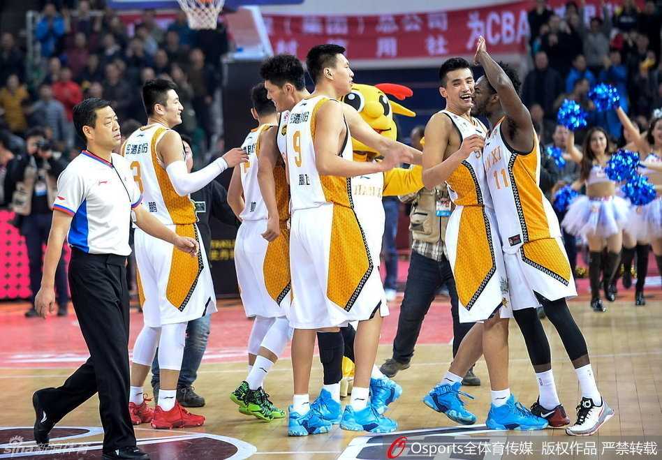 身披新疆队战袍的周琦在完成一次精彩的单手劈扣后稳稳落地，他戴着标志性的黑色面具，眼神坚毅地望向篮筐，霸气外露。