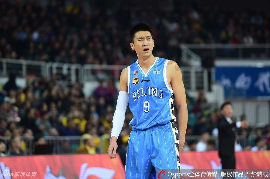 三晋烽烟起:富兰克林61分三双战旧友,京城双枪饮恨太原城 快攻中的翟晓川腾空而起,双手大力灌篮,整个人的身体在篮筐上悬挂,这一扣展现了中国飞人的劲爆身体素质。