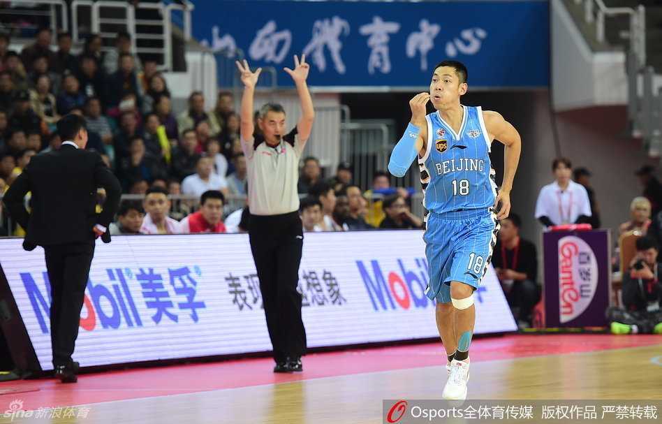 三晋烽烟起:富兰克林61分三双战旧友,京城双枪饮恨太原城 方硕持球强行突破,面对山西队的合围,他的眼神坚毅,这一刻他是北京队未来的希望,也是此刻最冷静的杀手。