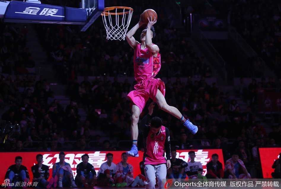 上海上空再起飞人,王潼加冕扣篮新王 王潼成功飞跃DJ后单臂挂筐,整个球馆的观众都为之沸腾,他在这片场地上写下了属于自己的传奇