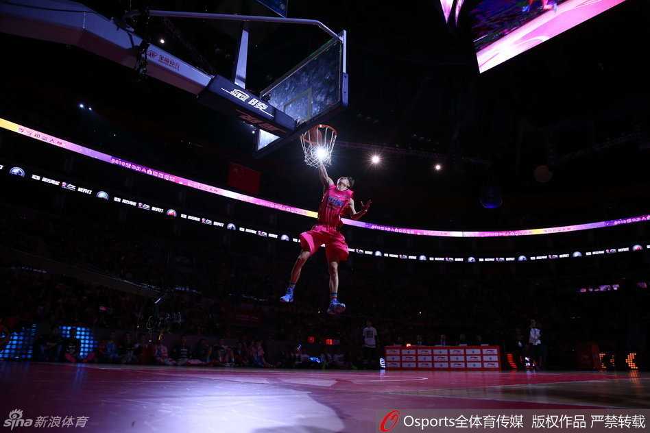 上海上空再起飞人,王潼加冕扣篮新王 王潼侧翼起飞,在空中完成舒展的胯下换手动作,单手劈扣瞬间,动作飘逸舒展如同飞人