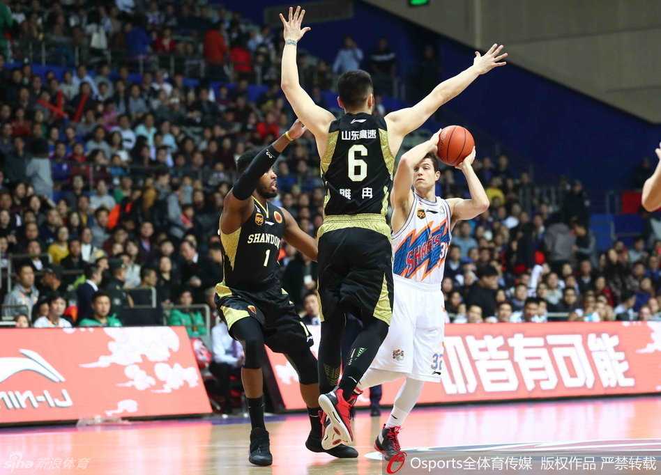 上海队球员在加时赛中积极防守，尽管身体已经接近极限，但眼神中依然充满着对胜利的渴望。