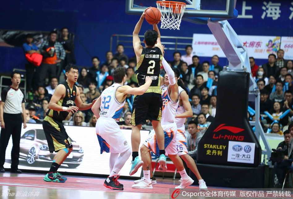 上海大鲨鱼球员在常规时间最后时刻把握住机会，将比分扳平，全队士气大振，硬生生将比赛拖入加时。