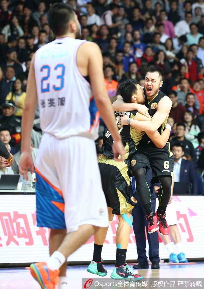 丁彦雨航面对防守人，高高跃起，指尖轻柔地将球拨向篮筐，这一刻，他是山东队最锋利的剑。