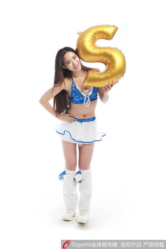 两位圣诞宝贝举起气球互送祝福，气氛温馨，笑容像圣诞糖果一样甜