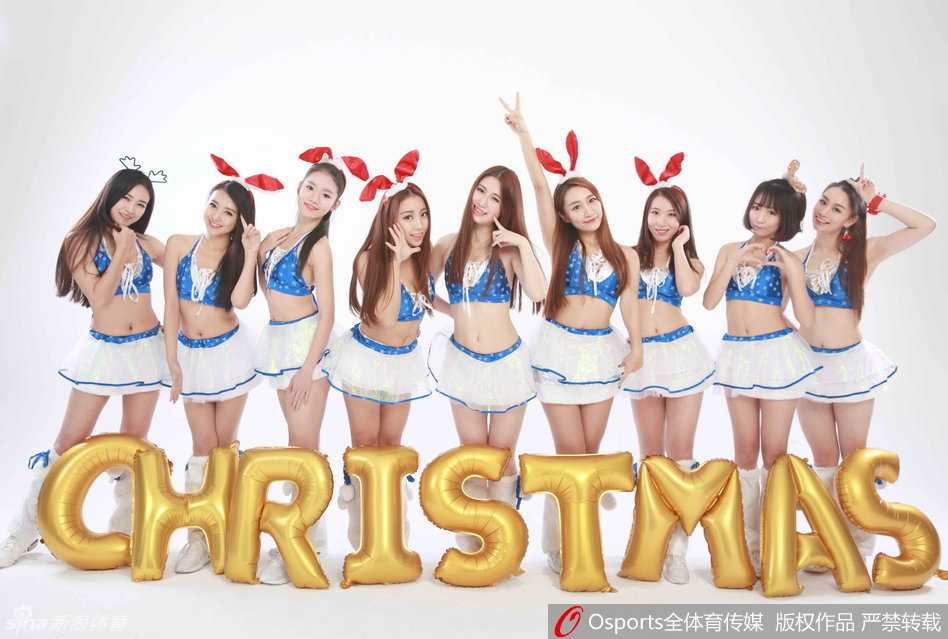 一位圣诞宝贝手举彩色气球，歪头甜笑，俏皮的眼神仿佛在说：圣诞快乐