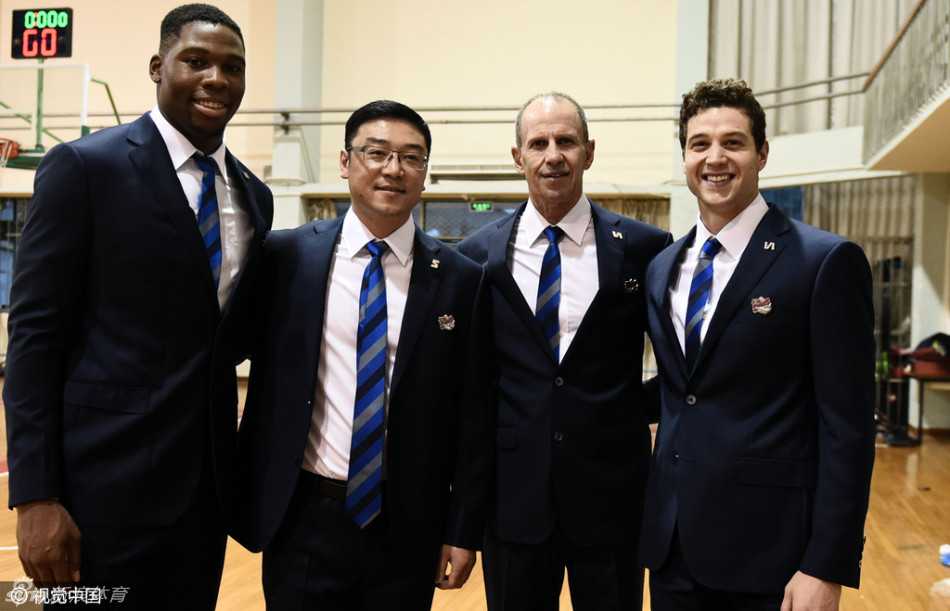 双外援弗雷戴特与亚布塞莱在训练中击掌相庆，眼神中充满默契与信任，他们是球队攻城拔寨的黄金搭档