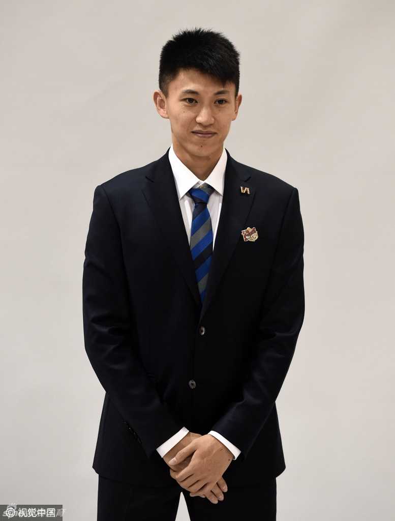 弗雷戴特在热身活动中笑容灿烂，轻松命中投篮，他的自信与精准投射是上海男篮最可靠的得分保障