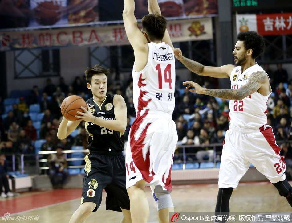 东北虎主场掀翻山东高速 CBA常规赛激战正酣 四川队与上海队的比赛中,双方球员在篮下展开激烈空中争抢,三四只手同时伸向篮球,肌肉碰撞的声音仿佛穿透了画面,比赛的激烈程度可见一斑。