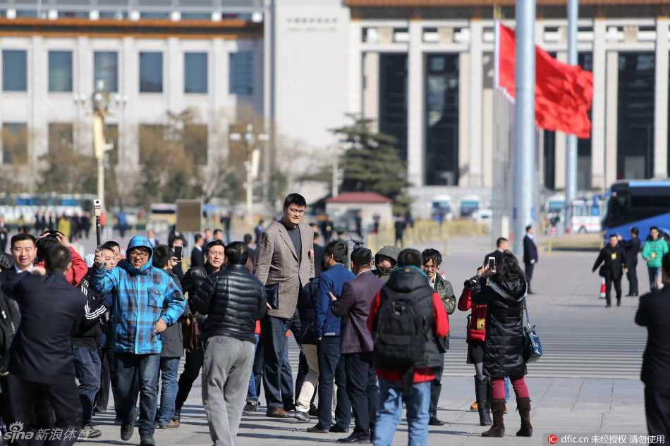 面对蜂拥而至的话筒和镜头，刘翔被淹没在记者的围堵中，他的表情显得淡然甚至有些冷漠，静静地随着人群向前移动。