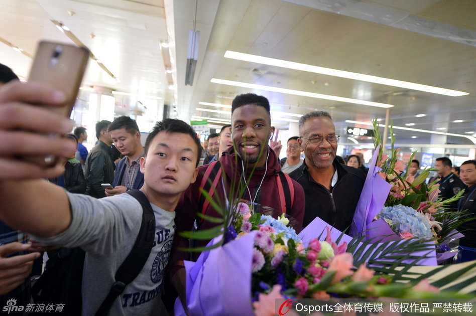 两冠王空降泉城!诺里斯·科尔携父抵济南,热情自拍引爆机场 科尔举起手机,将身后热情的济南球迷们纳入镜头,大家一起比出胜利手势,完成了一张意义非凡的自拍大合影。