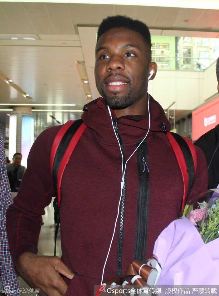 两冠王空降泉城!诺里斯·科尔携父抵济南,热情自拍引爆机场 走出机场的科尔头戴耳机,身体随着音乐轻轻摇摆,神情十分放松,仿佛将旅途的疲惫隔绝在了另一个世界。