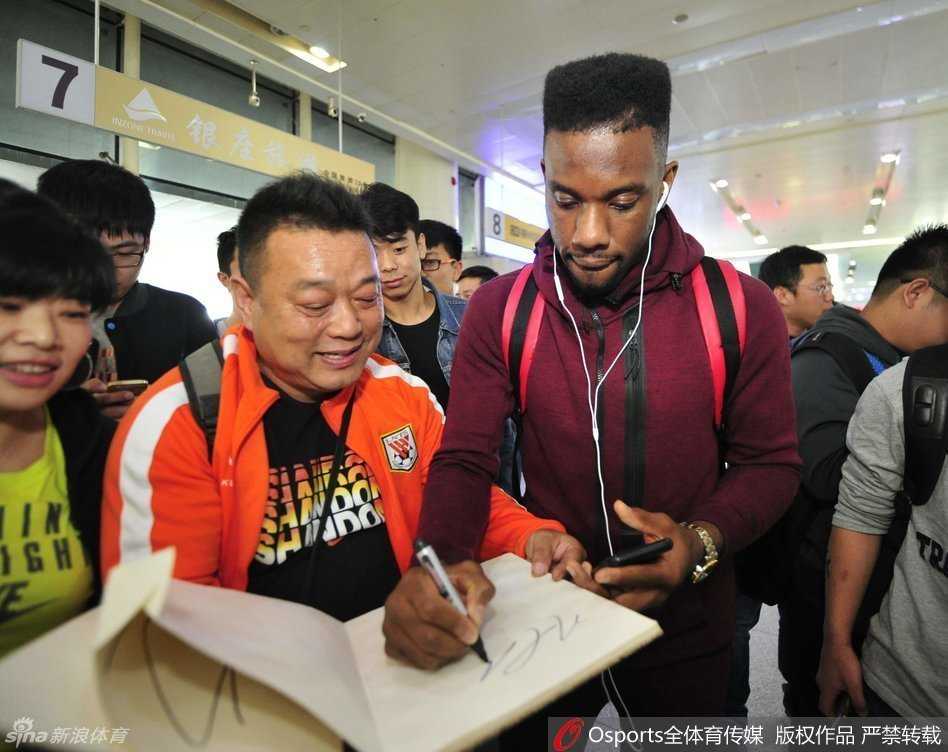 两冠王空降泉城!诺里斯·科尔携父抵济南,热情自拍引爆机场 科尔俯身在一件山东男篮球衣上认真签下名字,旁边伸过来数只拿着纪念品的手,场面热烈而有序。