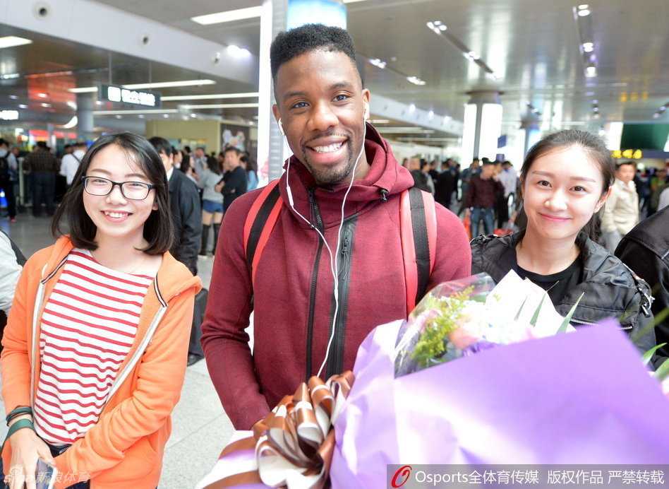 两冠王空降泉城!诺里斯·科尔携父抵济南,热情自拍引爆机场 科尔微笑着与一位女球迷并肩站立,身体微微侧向镜头,眼神温柔,满足了这位粉丝合影的小心愿。