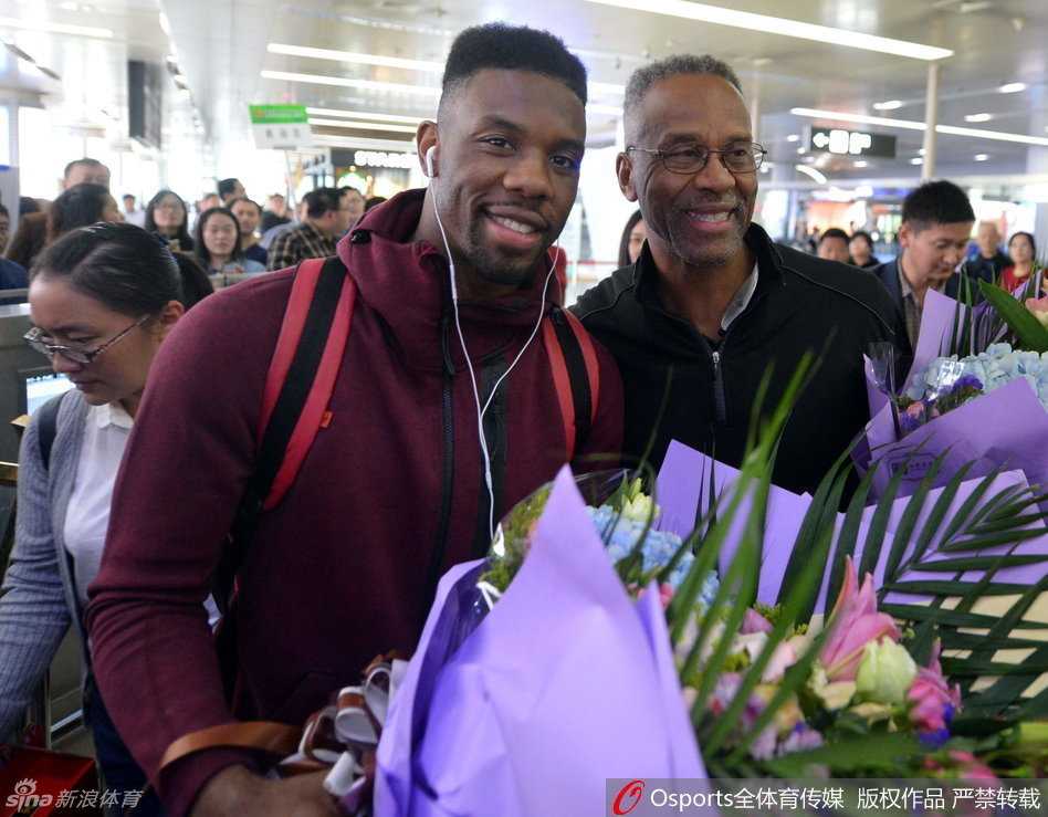 两冠王空降泉城!诺里斯·科尔携父抵济南,热情自拍引爆机场 在一群热情的球迷中间,科尔被簇拥着,他亲切地揽着身旁球迷的肩膀,大家对着镜头共同露出开心的笑容。