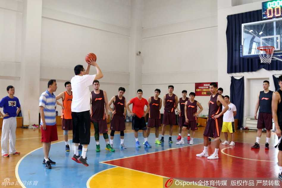 中国乔丹挂帅同曦首训,胡卫东指导唐正东打造江苏篮球新纪元 胡卫东轻轻拉开幕帘,目光深邃地望向场内,仿佛要拉开江苏篮球新赛季的大幕,这一瞬间充满了仪式感。