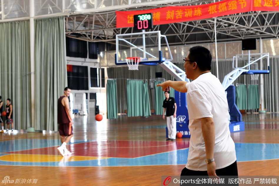 中国乔丹挂帅同曦首训,胡卫东指导唐正东打造江苏篮球新纪元 身材魁梧的唐正东在内线要位,胡卫东在一旁亲自为他讲解卡位时机,两代江苏篮球的代表人物在训练场上完成了无声的传承。