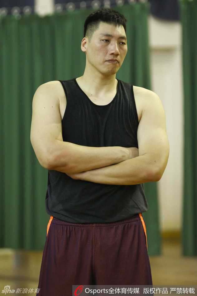 中国乔丹挂帅同曦首训,胡卫东指导唐正东打造江苏篮球新纪元 场边的胡卫东气定神闲,双手抱胸面带微笑,显然对弟子们在训练中展现出的拼劲感到满意,这份从容源自他骨子里的篮球智慧。