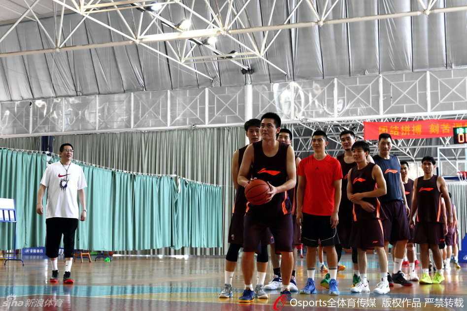 中国乔丹挂帅同曦首训,胡卫东指导唐正东打造江苏篮球新纪元 胡卫东指导目光如炬,紧盯着弟子们的投篮手型,仿佛要将自己当年“中国乔丹”的精准手感通过眼神传递给每一位同曦队员。