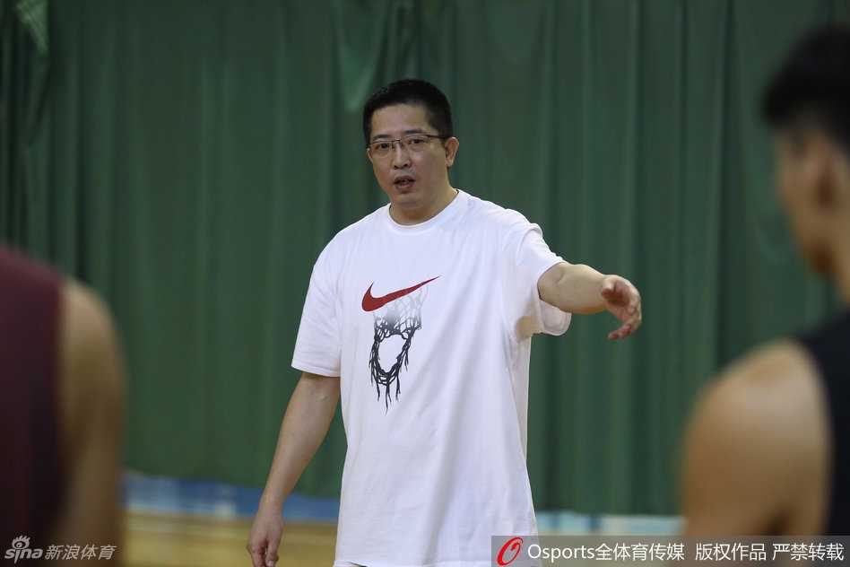 中国乔丹挂帅同曦首训,胡卫东指导唐正东打造江苏篮球新纪元 唐正东在低位背身持球,面对防守悍将毫无惧色,他用自己标志性的扎实脚步试探着对手,仿佛让人看到了那个曾经统治CBA禁区的MVP身影。