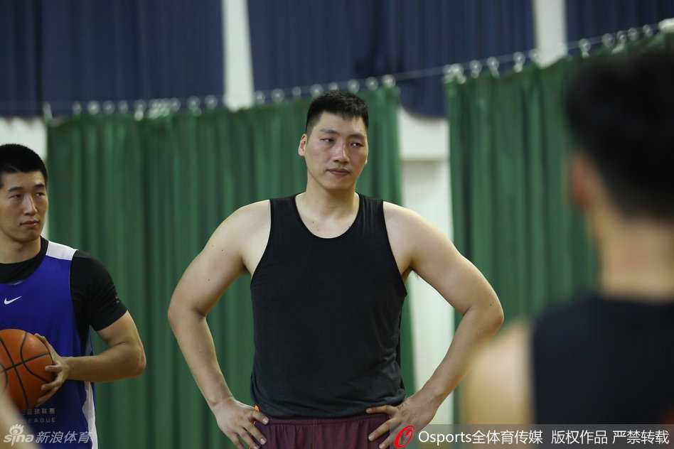 中国乔丹挂帅同曦首训,胡卫东指导唐正东打造江苏篮球新纪元 内线买尔丹在对抗中跃起投篮,虽然动作略显紧张,但在胡卫东严厉的目光下,他每一次出手都全力以赴,渴望在新帅面前证明自己。