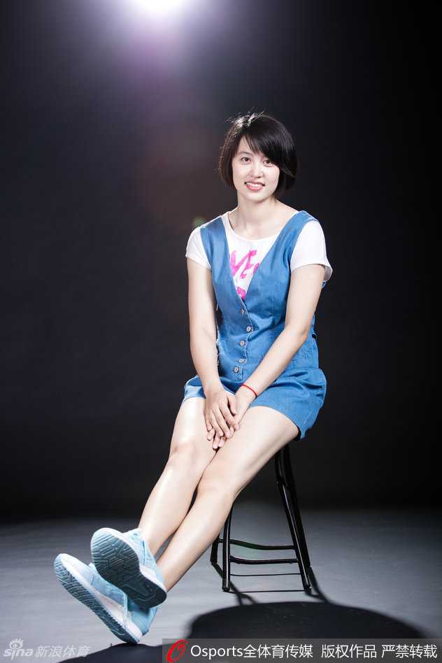 中国国奥女篮黄金一代:李梦、纪妍妍、程凤与齐氏姐妹的赛场芳华 齐钰和齐思特姐妹同框,两人身着队服相视一笑,眉眼间流露着亲人般的默契与战友间的深厚情谊,温暖了赛场边的镜头。