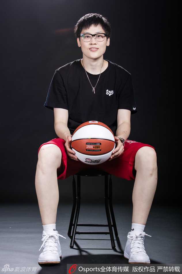 中国国奥女篮黄金一代:李梦、纪妍妍、程凤与齐氏姐妹的赛场芳华 纪妍妍在运球行进间眼神专注,灵动的身影背后是无数次清晨加练的汗水,作为曾经的联赛得分王,她的每一个动作都充满节奏感。