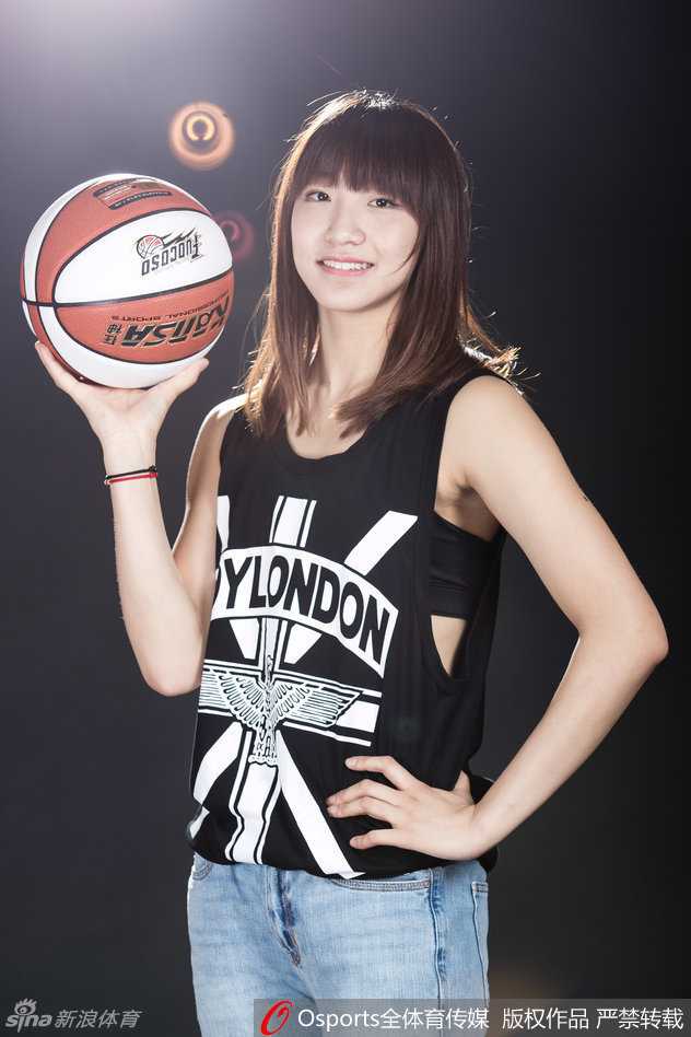 中国国奥女篮黄金一代:李梦、纪妍妍、程凤与齐氏姐妹的赛场芳华 杨半伴持球快速推进,身姿矫健如风,作为球场上的“指挥官”,她的眼神中闪烁着辽足名宿之女与生俱来的运动天赋。