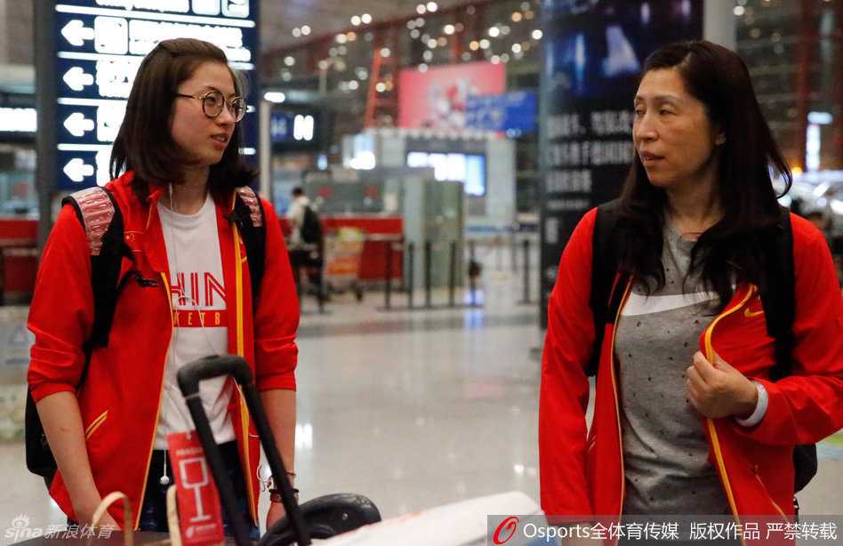 队长露雯在训练中霸气上篮，身姿矫健如同展翅的雄鹰，她正带领着年轻的中国女篮向着里约的赛场发起冲锋。