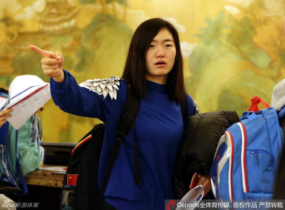 展淑萍指导在场边专注指挥比赛，神态严峻而果敢，彰显名帅风采