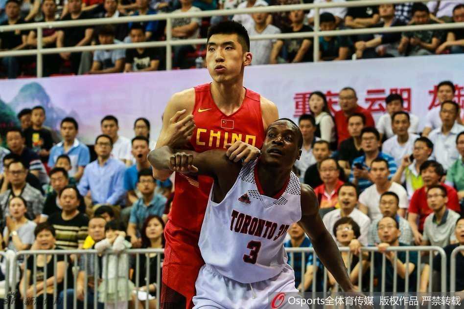 训练结束后，全体队员和教练组成员紧紧围成一圈，肩膀搭着肩膀，齐声高喊着加油口号，每个人的脸上都写满了坚毅与团结，这一刻的凝聚力比任何战术都更有力量。