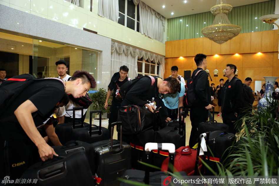 中国男篮兵发海埂 众将为里约奥运积蓄力量 等待办理入住手续的间隙,丁彦雨航、李慕豪、王汝恒和赵岩昊四人低头看着手机,或许是在向家人报平安,也或许是队友间分享着即将开始集训的轻松一刻。