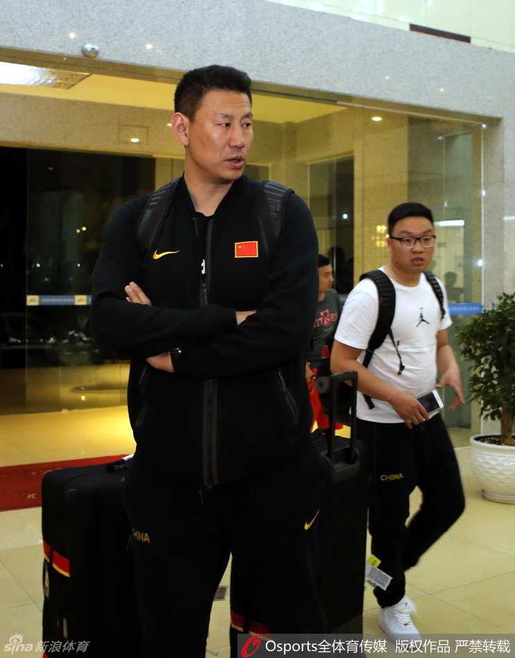 中国男篮兵发海埂 众将为里约奥运积蓄力量 球员们正在酒店前台有序地办理登记入住,领队和工作人员在一旁协调,确保每一位队员都能尽快安顿下来,为接下来的高原集训做好充分准备。