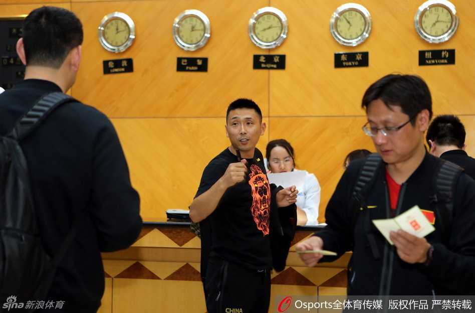 中国男篮兵发海埂 众将为里约奥运积蓄力量 常林与李根一前一后走下巴士,高大的身影在昆明午后的阳光下显得格外醒目,他们背负着行李,更背负着为国家队在奥运赛场争光的期望。